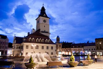 BRASOV_Shutterstock_Lizenz_ueber_Karpaten_Turism Brasov bei Nacht (Vergrößerte Ansicht)